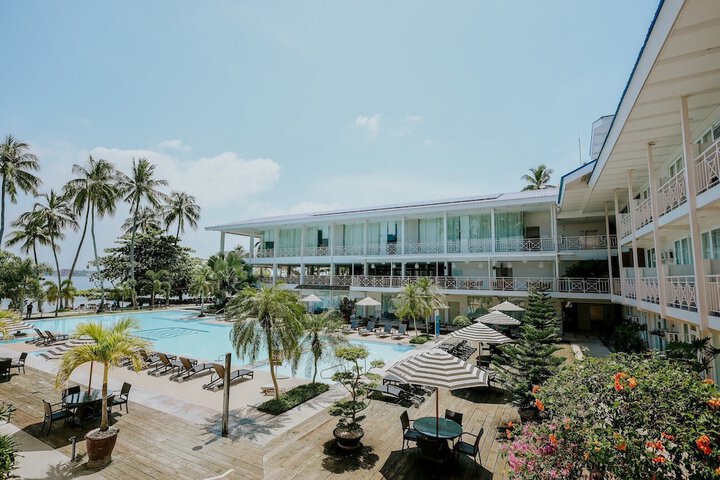 Hotel with Pool