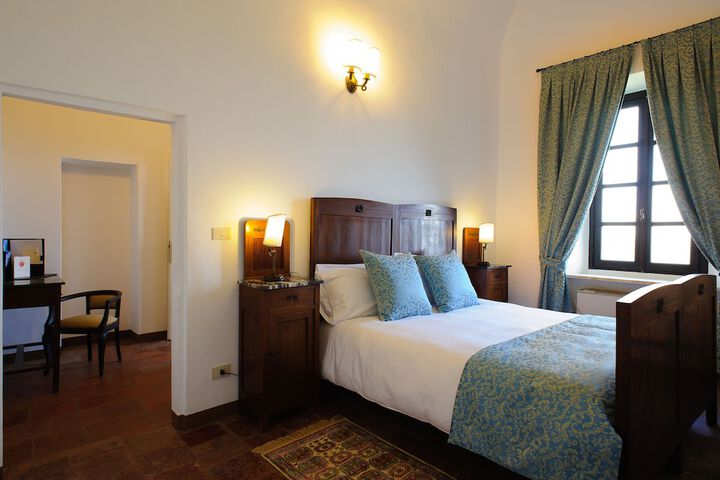 Room 4 of 62