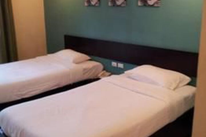 Room 3 of 8
