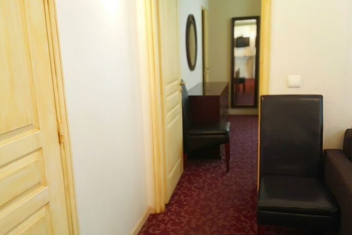 Room 9 of 32