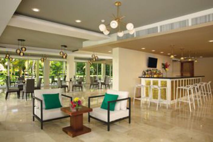 Lounge 83 of 89