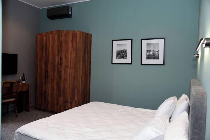 Room 6 of 30