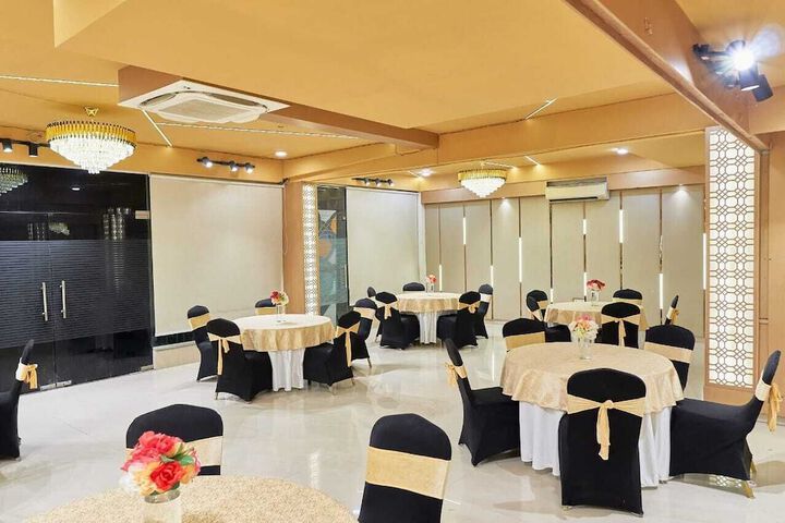 Ballroom/Hall 30 of 32