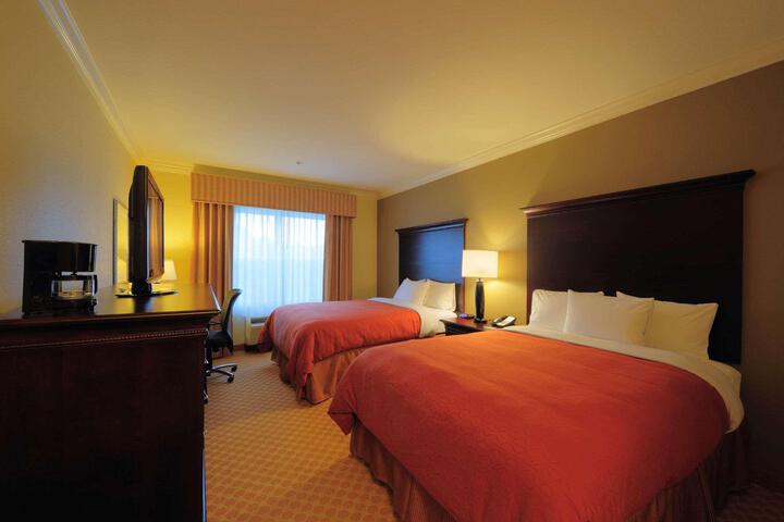 2 Queen Beds (2 of 6)