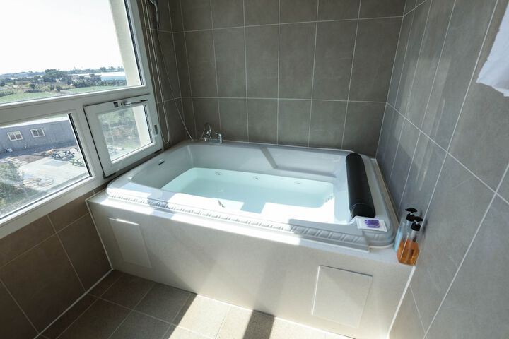 Hot Tub 34 of 58