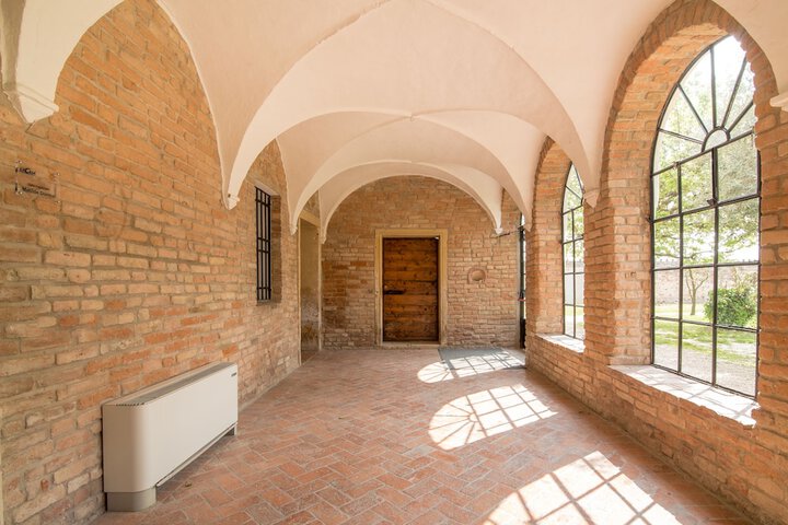 Ballroom/Hall 40 of 82