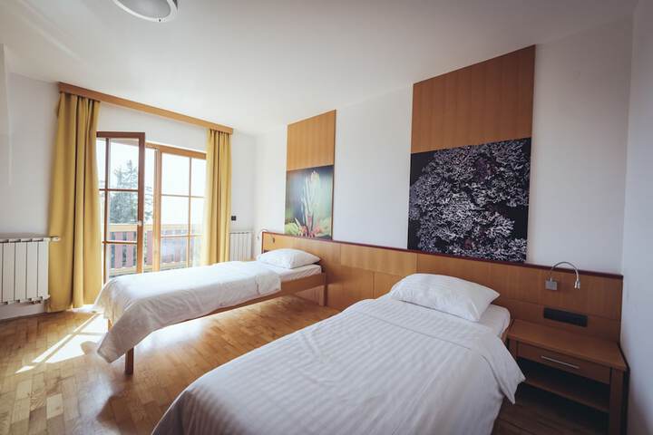 Room 13 of 136