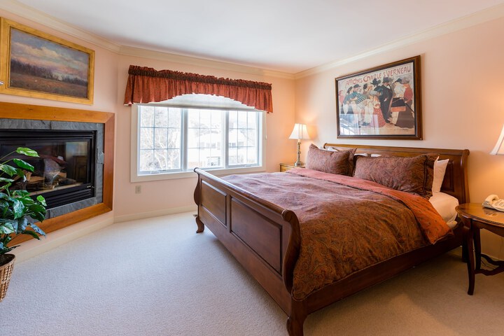 Deluxe King Bed (18 of 119)