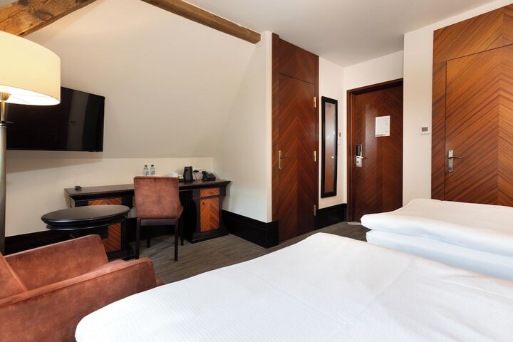 Room 32 of 48