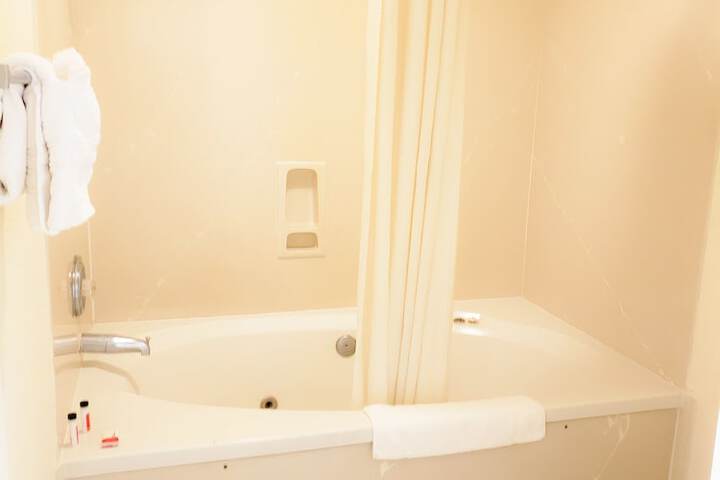Jetted tub