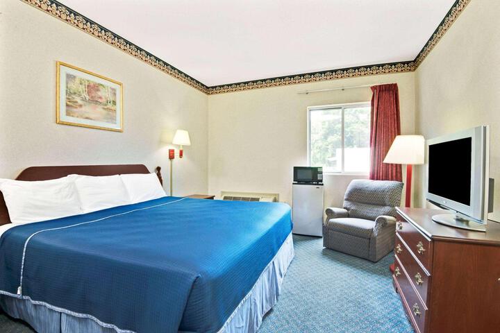 1 King Bed (5 of 8)