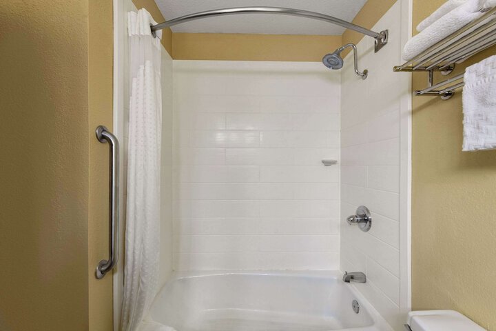 1 King Bed (6 of 8)