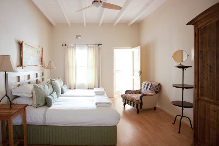 Room 3 of 37