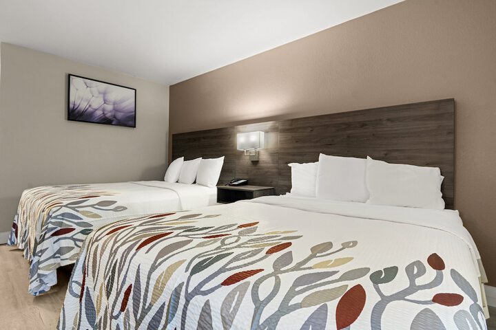 Deluxe 2 Queen Beds (3 of 8)