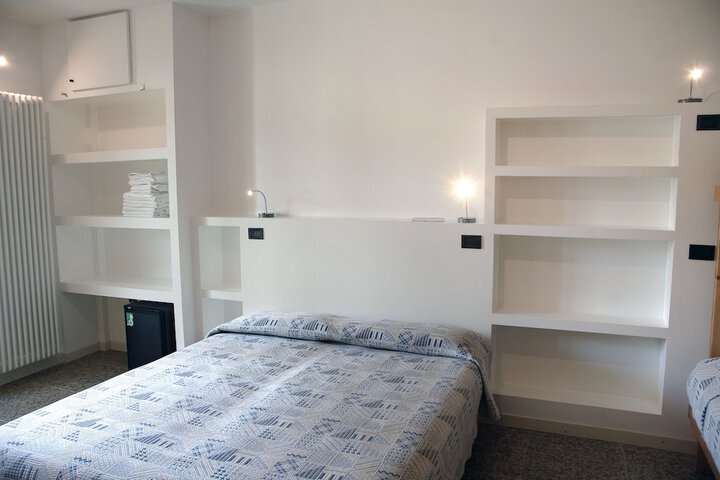 Room 4 of 61