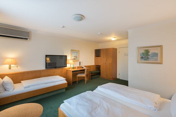 Room 9 of 27