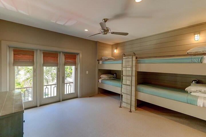 Room 9 of 38