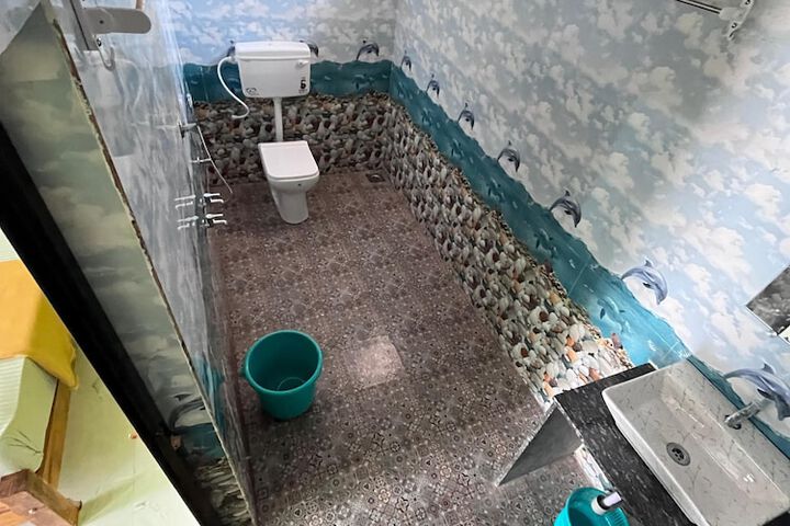 Room 5 of 6