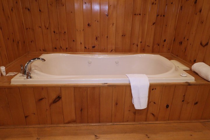 Classic Queen Bed (50 of 63)