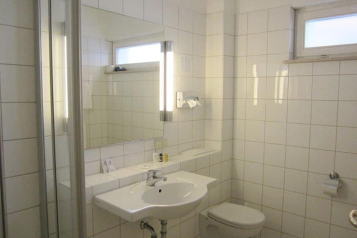 Room 17 of 27