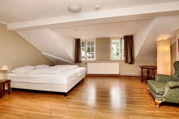 Room 6 of 20