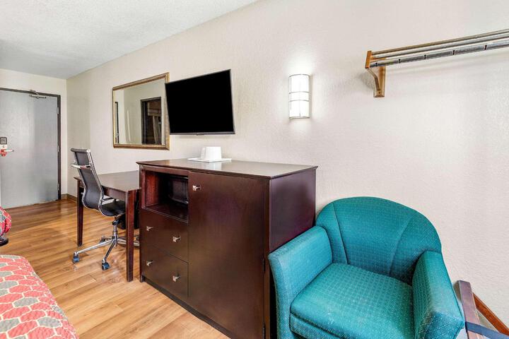 1 Queen Bed Accessible (13 of 13)