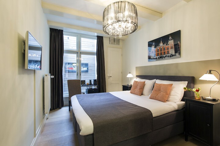Room 10 of 80