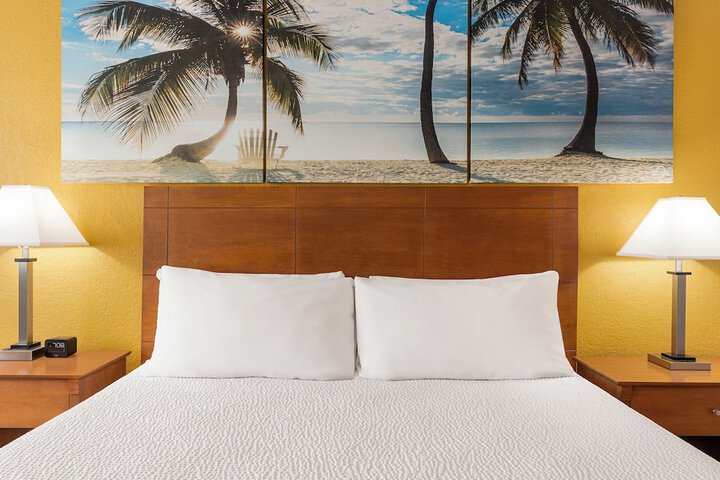 1 King Bed (2 of 6)