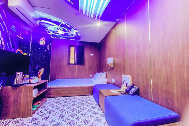 Room 83 of 242