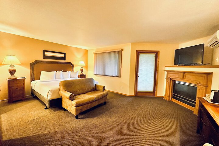 Standard King Bed Pet Friendly (7 of 15)
