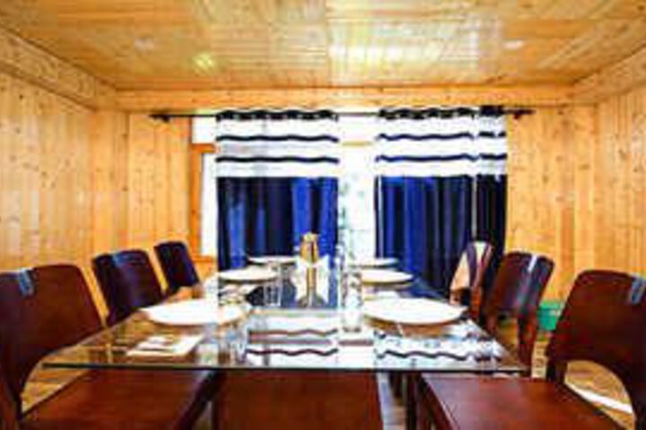 Dining 7 of 27