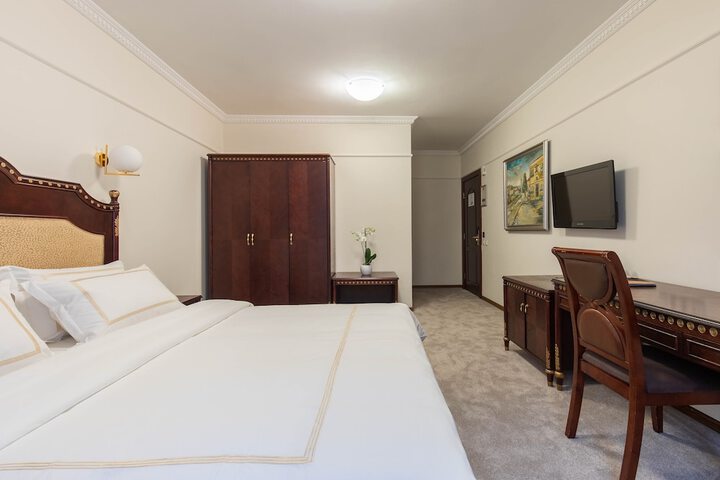Room 3 of 85