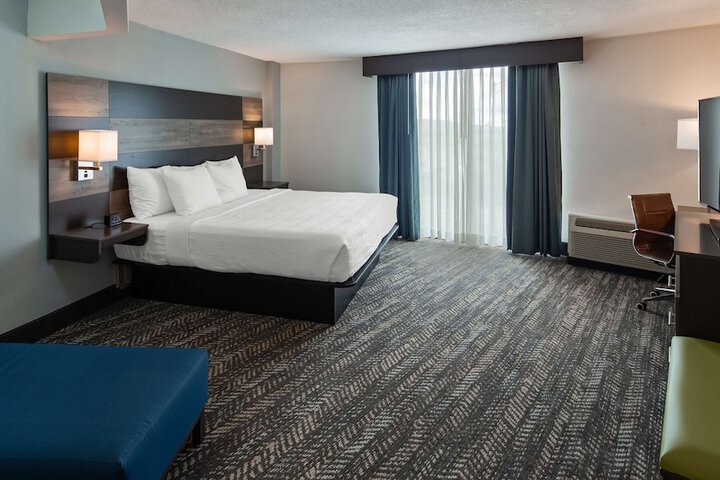 1 King Bed Exercise Bike Microwave, Refrigerator Walk in Shower Full Breakfast (27 of 30)