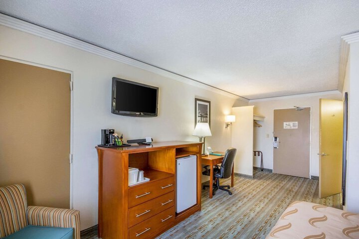 1 Queen Bed Business Room Accessible (12 of 18)