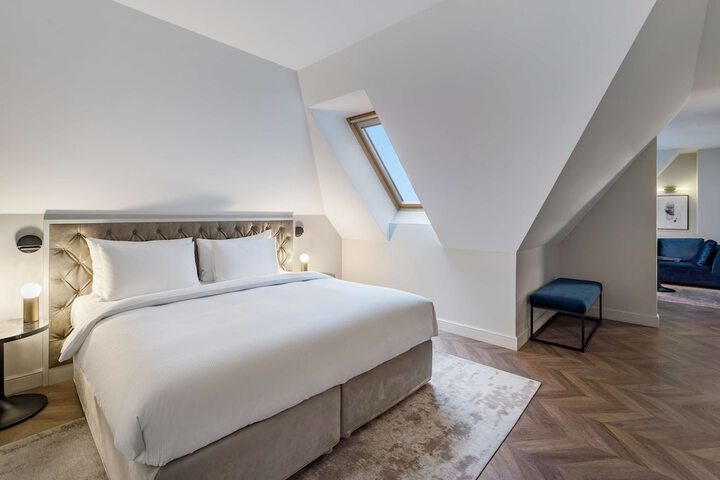 Room 28 of 106