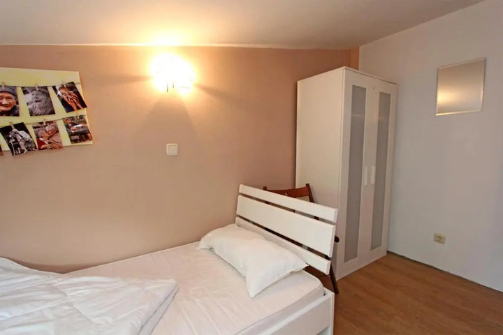 Room 5 of 11