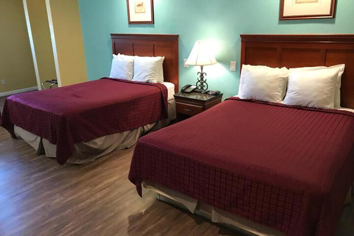 2 Queen Beds Beds Deluxe Room (9 of 12)
