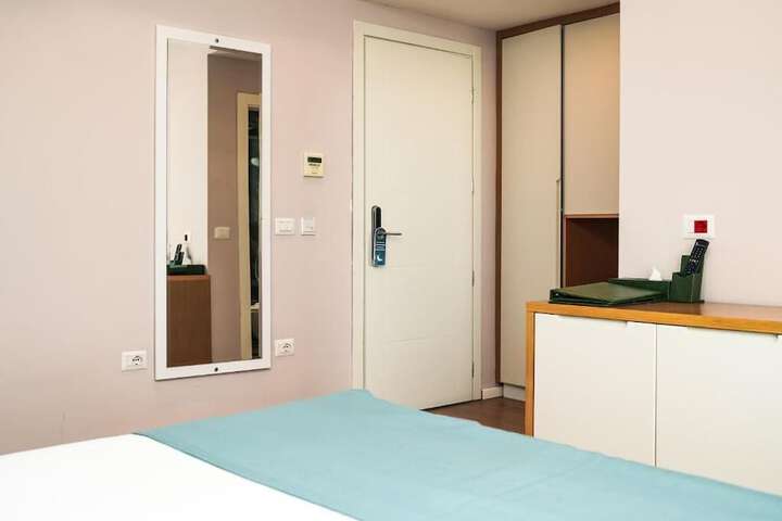 Room 32 of 182