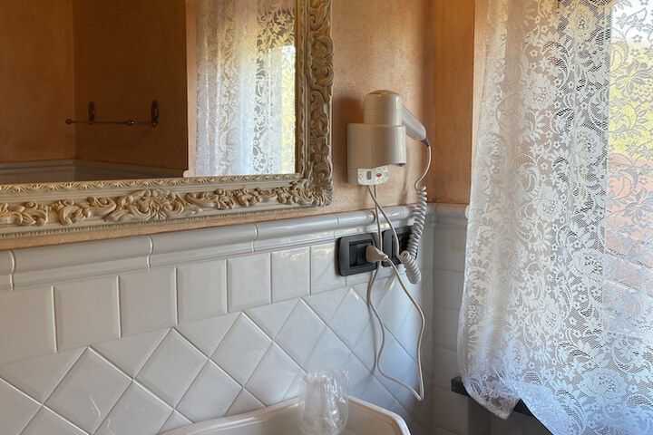 Room 25 of 42