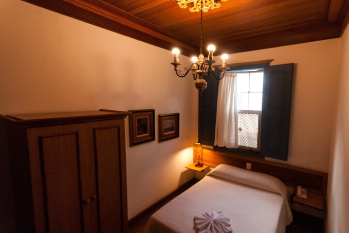 Room 8 of 106