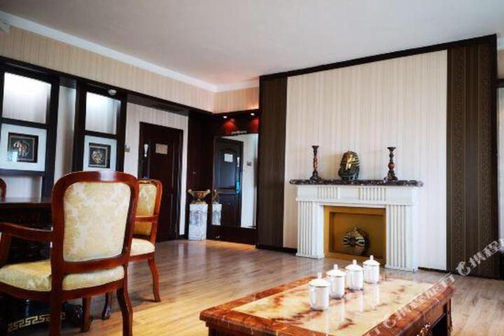 Huiqun Business Hotel