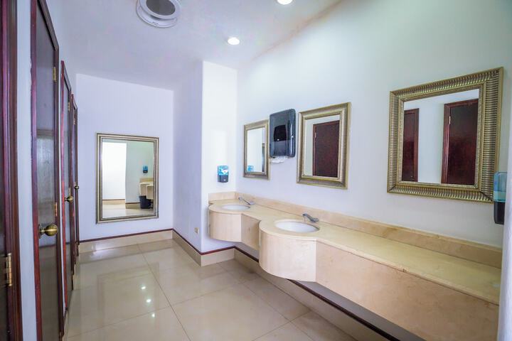 Ballroom/Hall 119 of 179