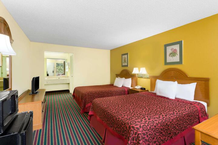 2 Queen Beds (2 of 5)