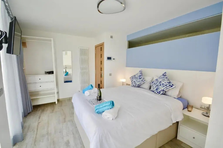 Room 5 of 11