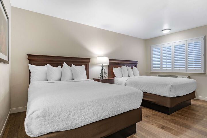 2 Queen Beds Microwave and Refrigerator WiFi Full Breakfast (1 of 9)