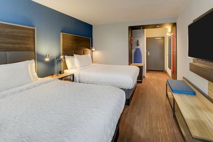 2 Queen Beds with Walk in Shower (9 of 14)
