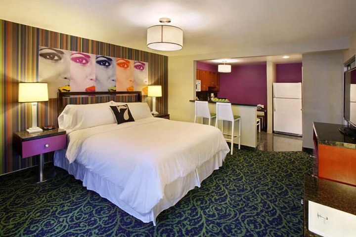 Deluxe King Bed (4 of 6)
