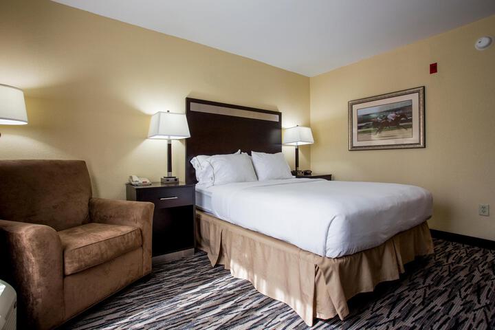 1 King Bed (3 of 4)