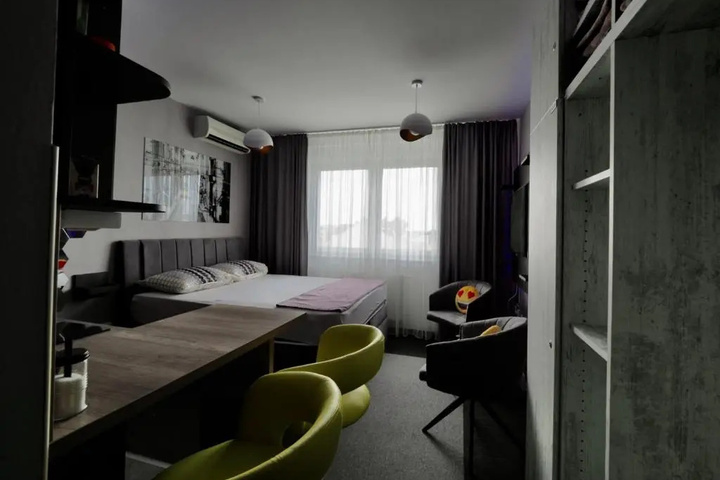 Room 8 of 11