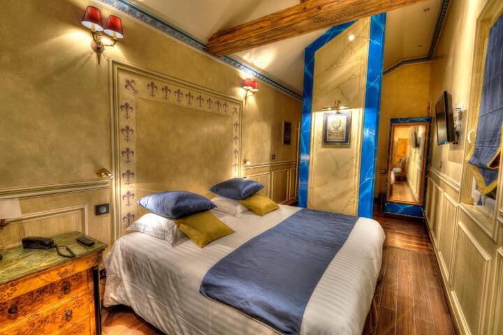 Hotel Suite Photo